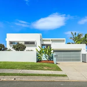 https://indulgent-beachside-luxury-sunrise-beach.queenslandhotels.net