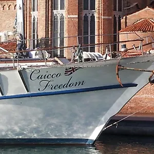 2* Botel Boat & Breakfast Caicco Freedom